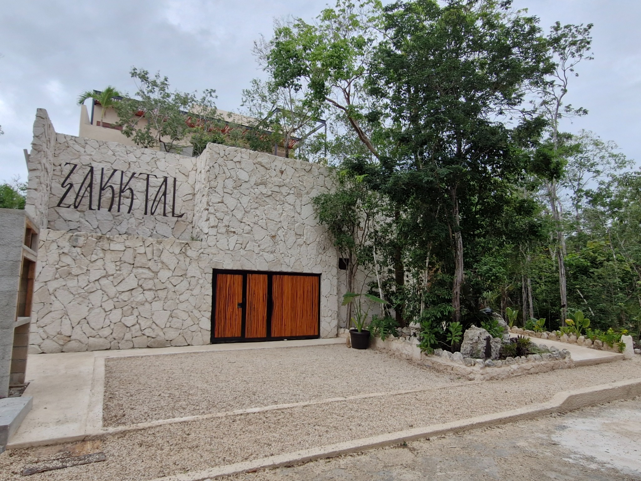 Arquitectura de piedra y vegetación tropical en un proyecto de ARQCI4.